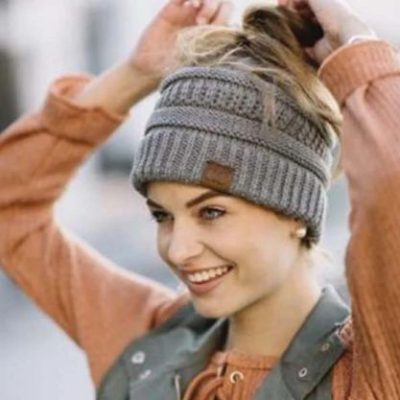 Gorro com rabo-de-cavalo em croché | BEANIEHUT